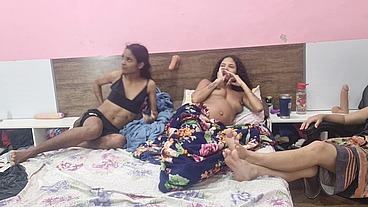 Grávida observa marido fodendo cu das amigas.