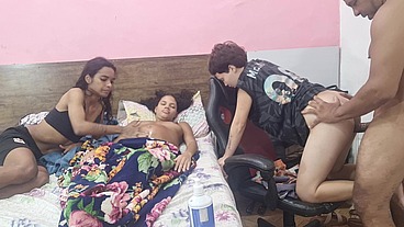 Grávida observa marido fodendo cu das amigas.