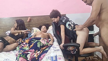 Grávida observa marido fodendo cu das amigas.