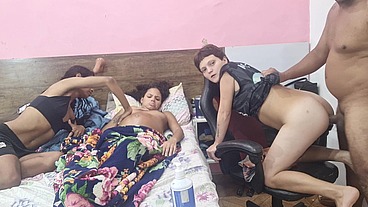Grávida observa marido fodendo cu das amigas.