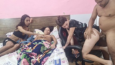 Grávida observa marido fodendo cu das amigas.