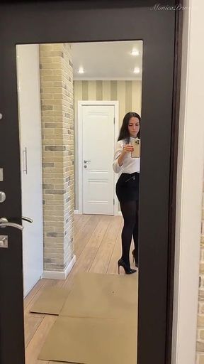 Giantess Crushing in Pantyhose and High Heels