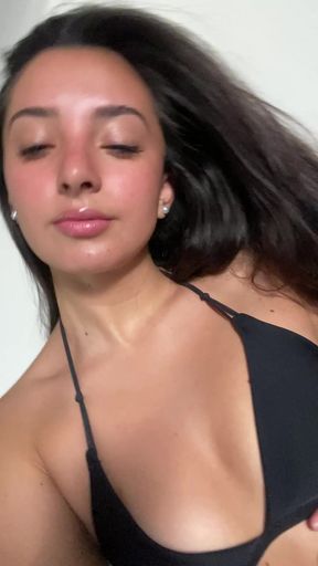 OnlyFans teen shows off her tits
