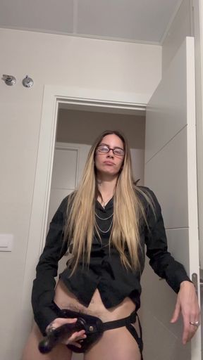 Big-titted amateur on OnlyFans shows her stuff for fans