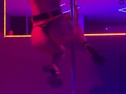 Pampam dançando na boate, pra vários machos.