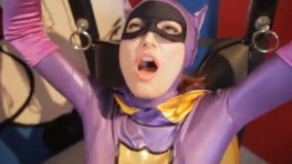 Batgirl- und Catwoman-Cosplayer spielen mit Vibratoren