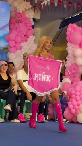 Filipina celebrity shows off her hot body