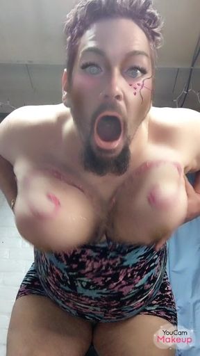 Artsy boobs jiggling