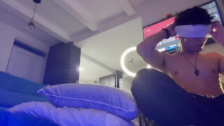 Hai thiếu niên gầy gò nghiệp dư quan hệ tình dục trần trụi với một búp bê tình dục cơ bắp có dương vật to trong video tự quay.