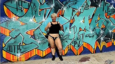 Je me met à poil sur une digue j'adore l'exhib