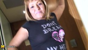 Real amateur mature stepmom loves to jerk off