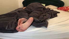 WAKING UP SOLES UNDER BLANKET FEET - MOV Mobile Version