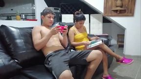 mi hermanastro esta muy cachonda que entra a mi cuarto para follar mi co&ntilde_o