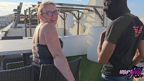 milf defoncee par une bbc , devant son mari cocu. mon mari m offre un black grosse bite pour me baiser devant ces yeux ..
