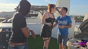 milf defoncee par une bbc , devant son mari cocu. mon mari m offre un black grosse bite pour me baiser devant ces yeux ..