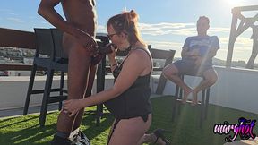 milf defoncee par une bbc , devant son mari cocu. mon mari m offre un black grosse bite pour me baiser devant ces yeux ..