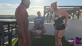 milf defoncee par une bbc , devant son mari cocu. mon mari m offre un black grosse bite pour me baiser devant ces yeux ..