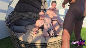 milf defoncee par une bbc , devant son mari cocu. mon mari m offre un black grosse bite pour me baiser devant ces yeux ..