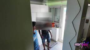 milf defoncee par une bbc , devant son mari cocu. mon mari m offre un black grosse bite pour me baiser devant ces yeux ..