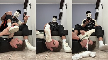 PUTINHA PEDIU PRA SENTIR O CHEIRO DA MINHA SOLA ANTES DE SER ENRRABADO.