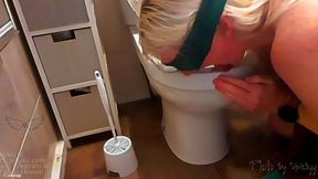 Barefootsub licks her toilet clean c4s