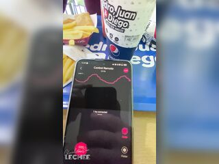 Jugamos con Lovense en el patio de comida