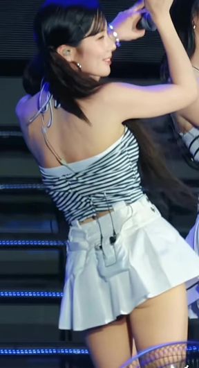 Korean k-pop star shows off her tight ass