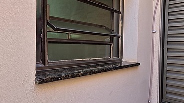 Enteado espiando a Madrasta pelo vitrô do banheiro, a gostosa estava peladinha gemendo alto brincando com um consolo grudado na parede