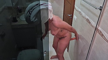 Enteado espiando a Madrasta pelo vitrô do banheiro, a gostosa estava peladinha gemendo alto brincando com um consolo grudado na parede