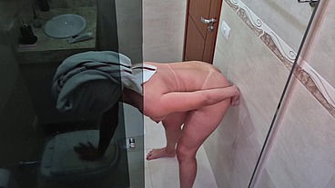 Enteado espiando a Madrasta pelo vitrô do banheiro, a gostosa estava peladinha gemendo alto brincando com um consolo grudado na parede
