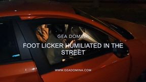 GEA DOMINA - FOOT LICKER HUMILIATED IN THE STREET (MOBILE)