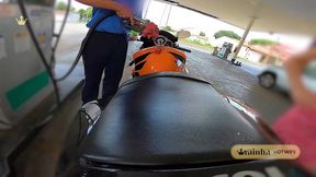 rainha hotwife exibindo sua bunda perfeita para a cidade inteira num role de moto