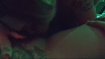 A Boca Mais Gostosa: Trans Mamando o Marido e a Esposa