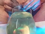 Me orino y me corro dentro de un vaso de cristal con agua