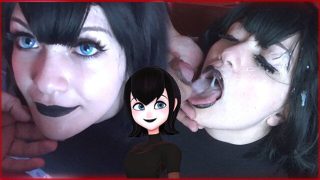 Goth-slyna utklädd till Mavis från Hotel Transylvania får munnen full av sperma