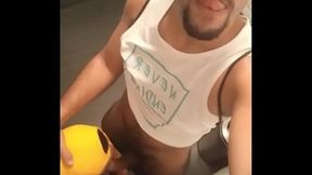 Uma boa sacanagem entre homens dentro de um banheiro p&uacute_blico.