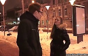 Typek-sbali-studentku-na-ulici-freevideo-cz-nejnavstevovanejsi-eroticky-portal