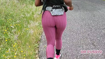 EBONY COM GRANDE RABO DE LEGGINGS  A CORRER SOZINHA NA FLORESTA