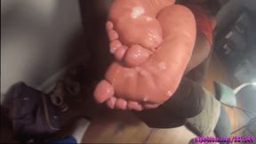 My green toes & dry soles get a healthy load to moisturize my soles