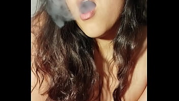 Morena Safada Fumando e Falando Putaria