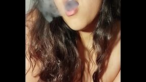 Morena Safada Fumando e Falando Putaria