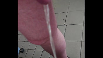 Nylonjunge pisst am Morgen von Neujahr