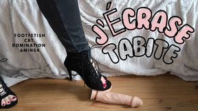 J' écrase ta bite avec mes pieds