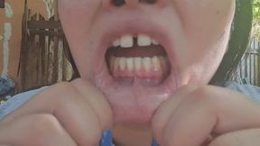 JUGANDO CON MIS LABIOS Y ESTIRANDOLO HASTA EL LIMITE