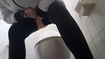 Farting and pee in the public bathroom all to be enjoyed 4K