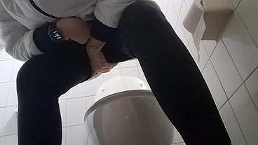 Farting and pee in the public bathroom all to be enjoyed 4K