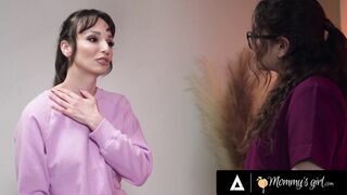 MOMMY'S GIRL - Pervert Masseuse Leana Lovings Sneakily Fingers Lexi Luna’s Pussy Under VR Headset