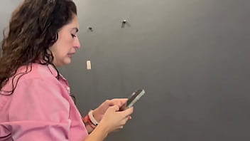 Big Tits MILF Real Hotwife - Cherry es la esposa de Adrian una MILF tetona de ojos verdes y vino para que le hicieran un anal dos singles siguiendo roleplay de esposa insatisfecha y 2 t&eacute_cnicos de aire