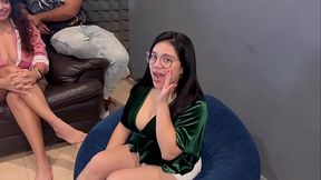 Big Tits MILF Real Hotwife - Cherry es la esposa de Adrian una MILF tetona de ojos verdes y vino para que le hicieran un anal dos singles siguiendo roleplay de esposa insatisfecha y 2 t&eacute_cnicos de aire