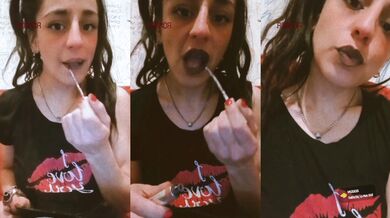 Cámara cerca mientras saca la lengua fumando con maquillaje